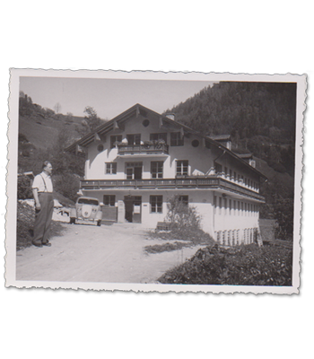 Black-and-white photo of the new multi-storey main building of Lodenwalker Ramsau.